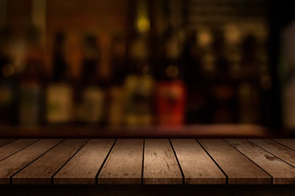 Mesa de madera con una vista de bebidas borrosas bar telón de fondo — Foto de Stock