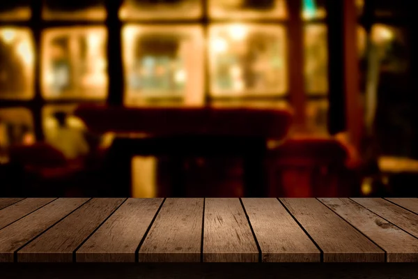 Mesa de madeira com vista para o fundo do restaurante desfocado — Fotografia de Stock