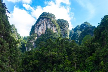 Ratchaprapha'daki dağlar gökyüzü göl nehir ve doğal