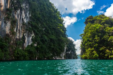 Ratchaprapha'daki dağlar gökyüzü göl nehir ve doğal