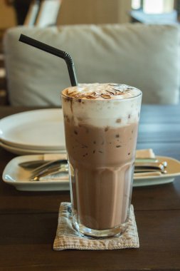 buz masanın üstüne çikolata