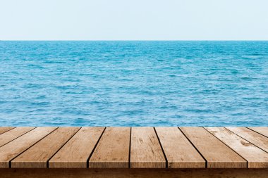 ahşap masa mavi deniz arka plan ile en iyi 