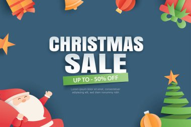 Hediyeler ve elementlerle Noel indirimi mavi arka plan afişi kağıt sanatında.