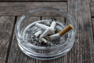 kül tablası yanmış sigara izmaritleri tam