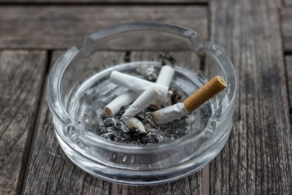 kül tablası yanmış sigara izmaritleri tam