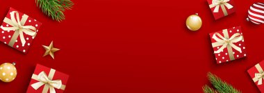 Kırmızı Noel arkaplanı. Hediye kutuları ve süslemeleri var..