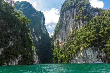 Ratchaprapha'daki dağlar gökyüzü göl nehir ve doğal