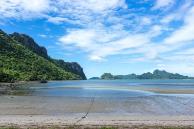 yaz plaj beyaz kum ve mavi gökyüzü Tayland ile