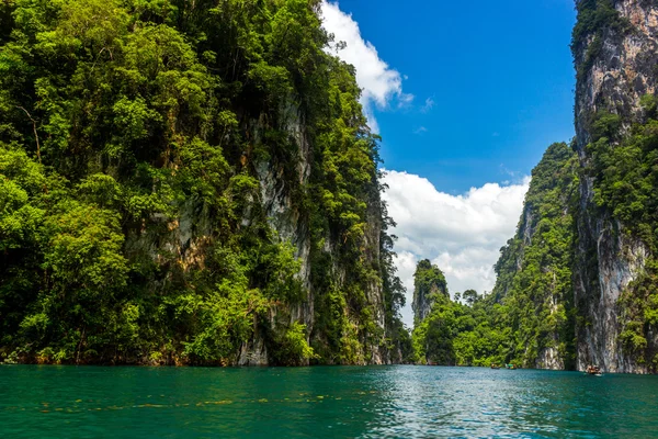 Mountains lake river sky and natural attractions in Ratchaprapha — Stock Photo, Image