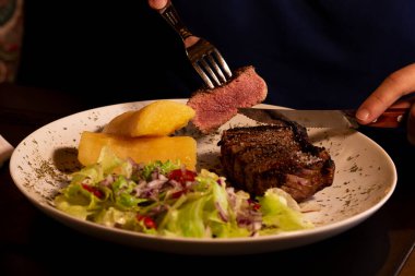 Restoranda akşam yemeği Whit Meat