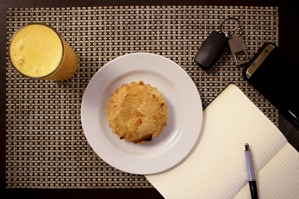 Desayuno Con Empanada Zumo Naranja Servido Cafetería —  Fotos de Stock