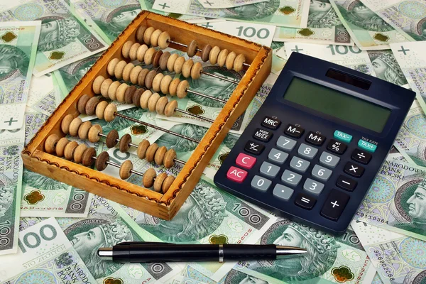 Polaco dinero, calculadora, pluma —  Fotos de Stock