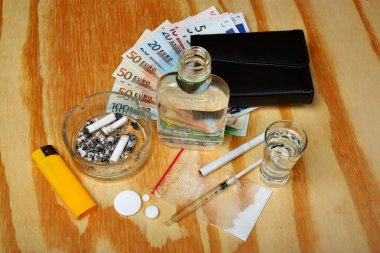 Şeyler haydut ceza uyuşturucu, güçlendiriciler satıcı euro para masaya
