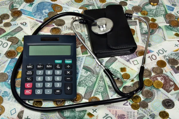 Stethoscoop, rekenmachine en portemonnee — Stockfoto