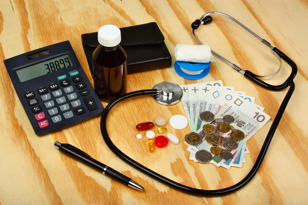 Stethoscoop op Pools geld - medische concept — Stockfoto