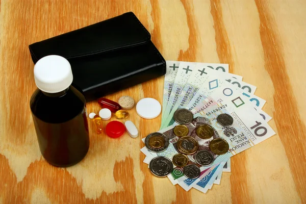 Pools geld, portemonnee, siroop en medische pil — Stockfoto