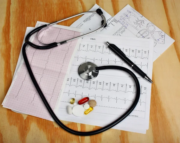 Stethoscope, cardiogram and pills — Stock Photo, Image