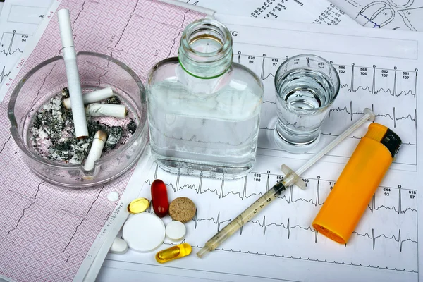 Cigarettes, vodka and drugs, pills — Stock Photo, Image