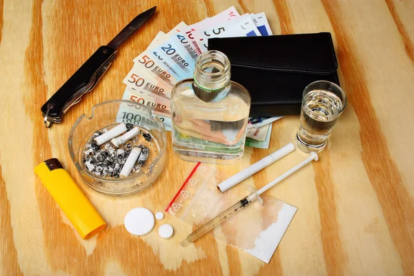 Dingen op de tafel een criminele drugsdealer — Stockfoto