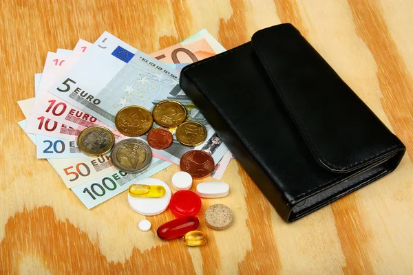 Pillen, euro geld en portefeuille — Stockfoto