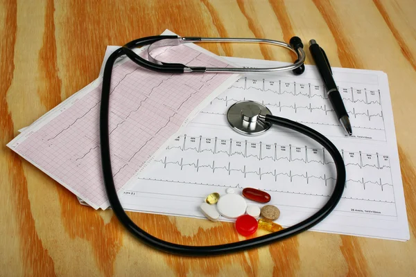 Cardiogram, stethoscope and  pills — Stock Photo, Image