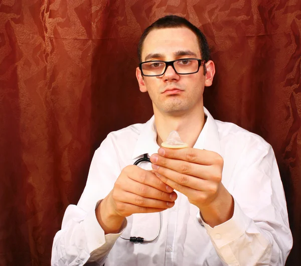 Male doctor showing condom — Stock Photo, Image