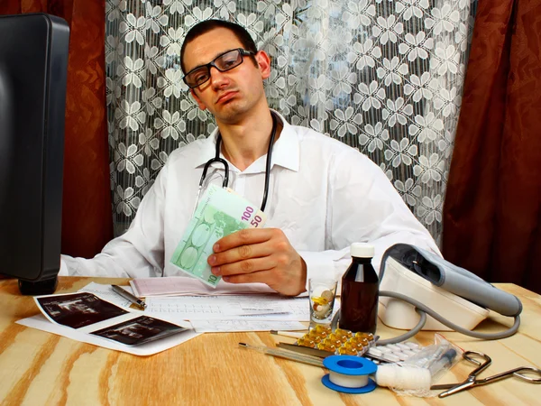 Een knappe dokter met geld — Stockfoto