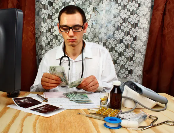 De jonge dokter heeft verdiend geld — Stockfoto