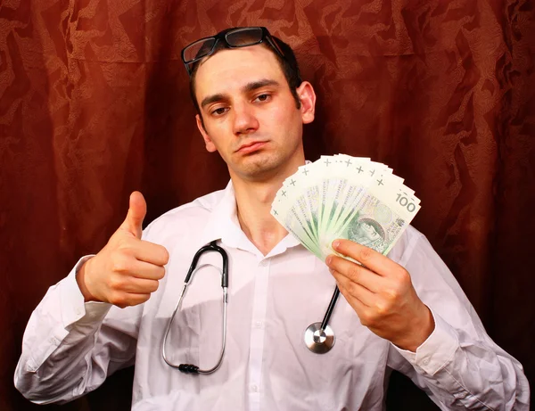 Mannelijke geneeskunde arts in hold euro geld en Toon Ok — Stockfoto