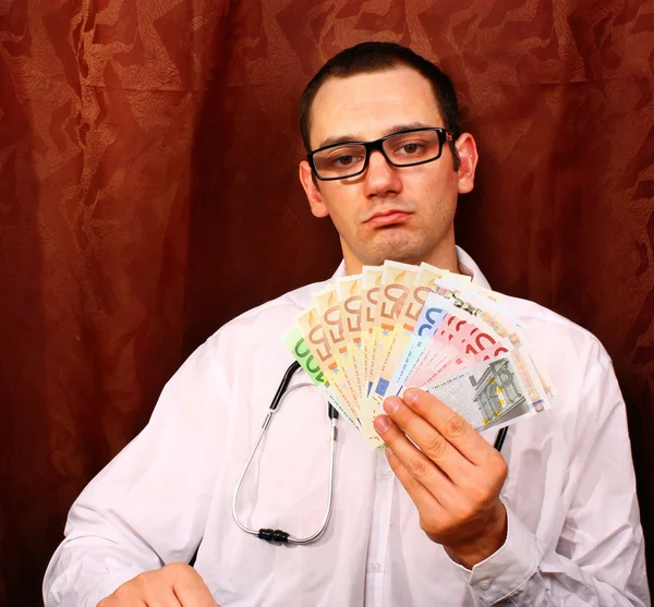 Dokter aanhouden van euro geld — Stockfoto
