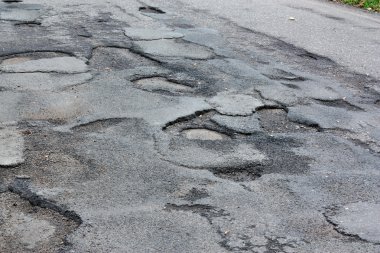 Tehlikeli asfalt yol