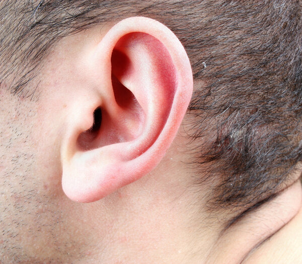 Шрам на волосах мужчины
