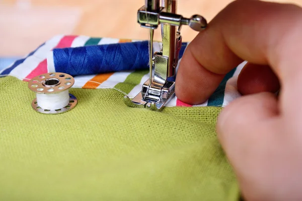 Hand naaien op een machine — Stockfoto