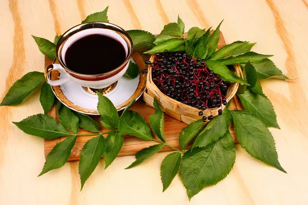 Taza fresca de té fruta saúco — Foto de Stock
