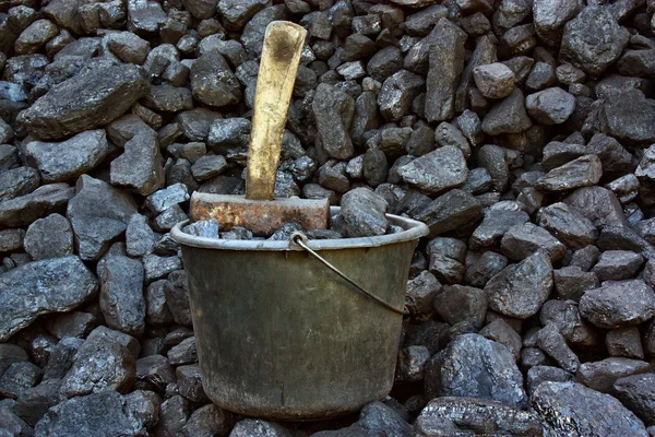 Відро вугільній шахті — стокове фото