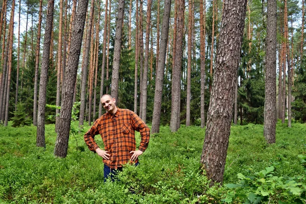 Homem Jovem Silvicultor Grande Floresta Mirtilos — Fotografia de Stock