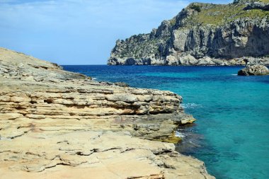 Turkuaz suyu, plajı ve dağları olan güzel bir deniz koy, Kaptan Formentor 'da Cala Figuera, Mallorca, İspanya