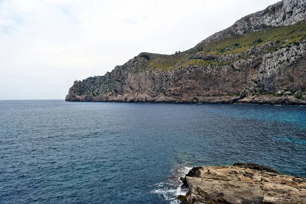 Hermosa Bahía Mar Con Agua Turquesa Montañas Cala Figuera Cap —  Fotos de Stock
