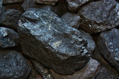 Maden ocağından kömür yığını