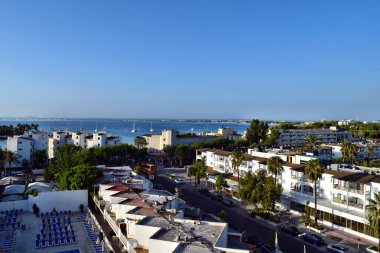 Port d 'Alcudia, Mallorca, İspanya - 27 Ağustos 2018: Kasaba sakin turizm beldeleri ve güzel bir kıyı şeridi manzarası