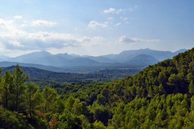 Puig de Sant Marti, Mallorca, İspanya - 27 Ağustos 2018: Alcudia, Mallorca 'daki Puig de Sant Marti dağının tepesinden bir manzara
