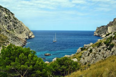  Cala Figuera on Cap Formentor, Mallorca, İspanya - 01 Eylül 2018: Turkuaz suyu, plaj ve dağları olan Sea Bay 