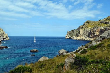  Cala Figuera on Cap Formentor, Mallorca, İspanya - 01 Eylül 2018: Turkuaz suyu, plaj ve dağları olan Sea Bay 