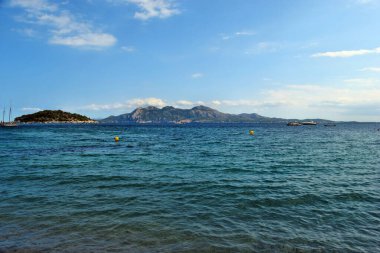  Platja de Formentor, Mallorca, İspanya - 01 Eylül 2018: Turkuaz su, sahil ve dağlarla dolu deniz körfezi