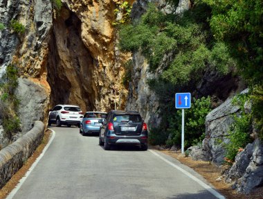 Sa Calobra, Mallorca, İspanya - 30 Ağustos 2018: Sa Calobra 'daki yılan yolundaki tünele bakın