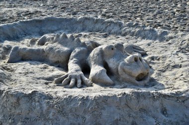 Port d 'Alcudia, Mallorca, İspanya - 28 Ağustos 2018: Sahilde kumdan yapılmış timsah kavramı