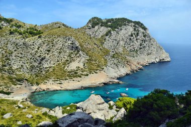  Cala Figuera on Cap Formentor, Mallorca, İspanya - 29 Ağustos 2018: Turkuaz suyu, plaj ve dağları olan Sea Bay 