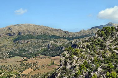  Cap de Formentor, Mallorca, İspanya - 30 Ağustos 2018: Lluc 'tan güzel dağ ve tepelere inanılmaz bir manzara