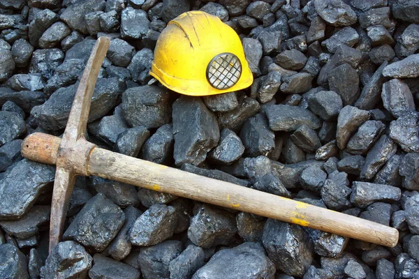 Pickaxe Mining Helmet Background Heap Coal — Stock Photo, Image