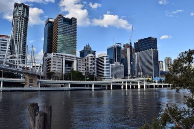 Brisbane, Queensland, Avustralya - 27 Eylül 2017: Modern gökdelenler, Brisbane Nehri yakınlarındaki binalar